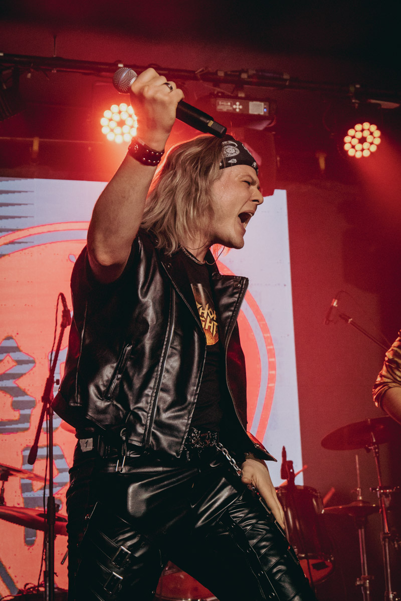 Двадцать три группы из пяти городов Владимирской области, исповедующие самые разные направления рок-музыки. Две площадки и три отборочных этапа, проходившие с 8 декабря по 13 января. Наконец, полуфинал и финал — именно так, если коротко, можно обозначить весь масштаб, который явил нам на этот раз уже второй по счету фестиваль-конкурс «ВладРок-2023».