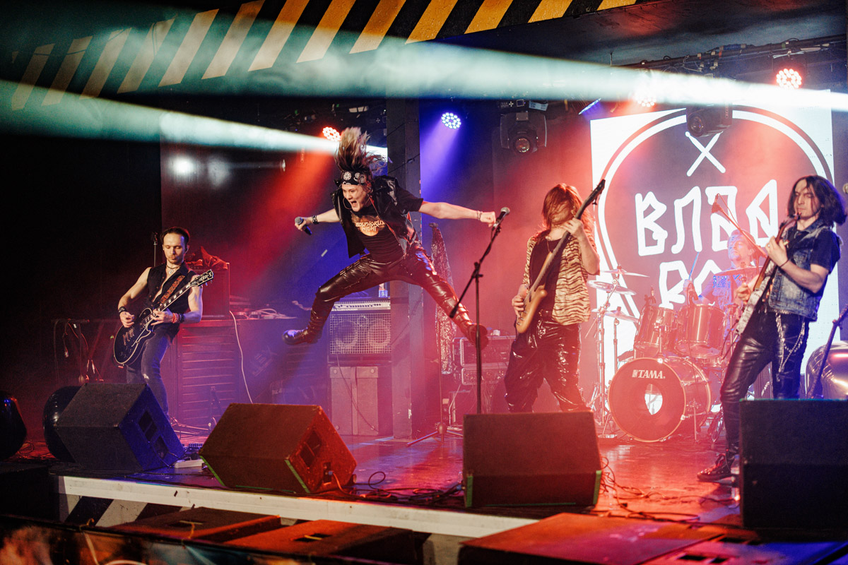 Двадцать три группы из пяти городов Владимирской области, исповедующие самые разные направления рок-музыки. Две площадки и три отборочных этапа, проходившие с 8 декабря по 13 января. Наконец, полуфинал и финал — именно так, если коротко, можно обозначить весь масштаб, который явил нам на этот раз уже второй по счету фестиваль-конкурс «ВладРок-2023».