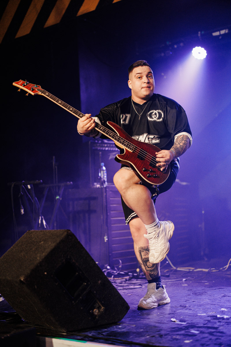 Двадцать три группы из пяти городов Владимирской области, исповедующие самые разные направления рок-музыки. Две площадки и три отборочных этапа, проходившие с 8 декабря по 13 января. Наконец, полуфинал и финал — именно так, если коротко, можно обозначить весь масштаб, который явил нам на этот раз уже второй по счету фестиваль-конкурс «ВладРок-2023».