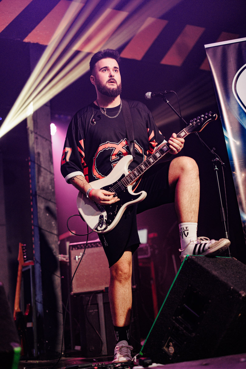 Двадцать три группы из пяти городов Владимирской области, исповедующие самые разные направления рок-музыки. Две площадки и три отборочных этапа, проходившие с 8 декабря по 13 января. Наконец, полуфинал и финал — именно так, если коротко, можно обозначить весь масштаб, который явил нам на этот раз уже второй по счету фестиваль-конкурс «ВладРок-2023».