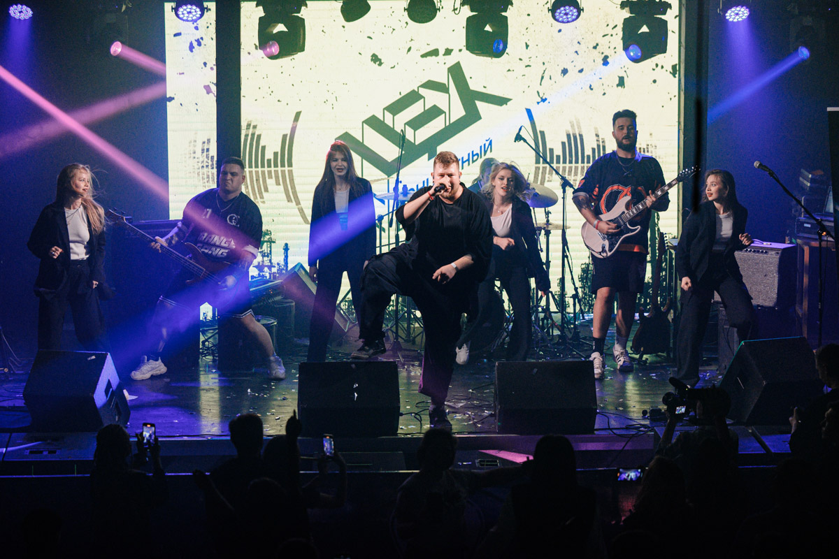 Двадцать три группы из пяти городов Владимирской области, исповедующие самые разные направления рок-музыки. Две площадки и три отборочных этапа, проходившие с 8 декабря по 13 января. Наконец, полуфинал и финал — именно так, если коротко, можно обозначить весь масштаб, который явил нам на этот раз уже второй по счету фестиваль-конкурс «ВладРок-2023».