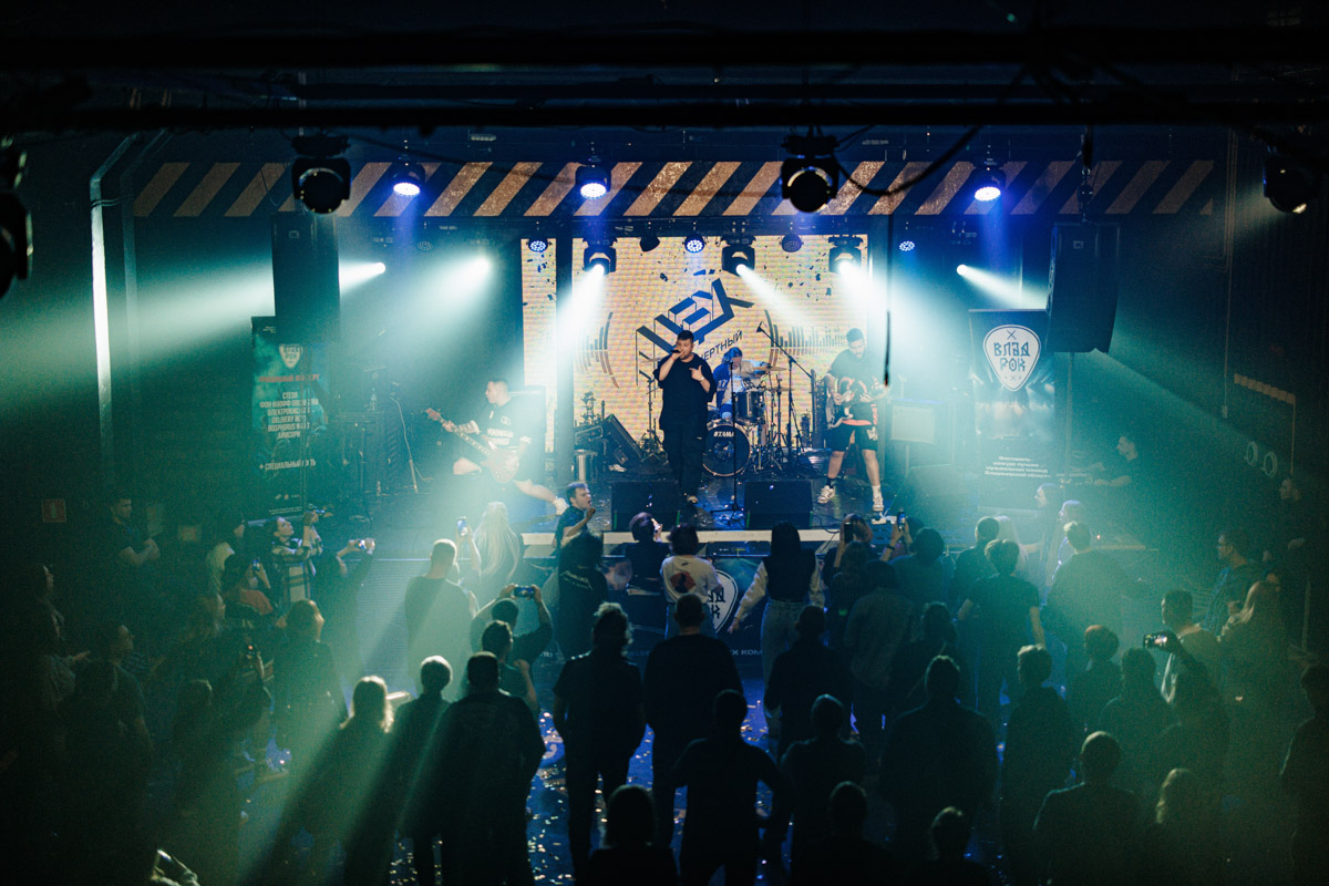 Двадцать три группы из пяти городов Владимирской области, исповедующие самые разные направления рок-музыки. Две площадки и три отборочных этапа, проходившие с 8 декабря по 13 января. Наконец, полуфинал и финал — именно так, если коротко, можно обозначить весь масштаб, который явил нам на этот раз уже второй по счету фестиваль-конкурс «ВладРок-2023».