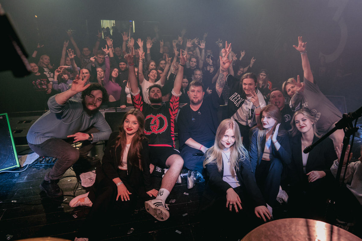 Двадцать три группы из пяти городов Владимирской области, исповедующие самые разные направления рок-музыки. Две площадки и три отборочных этапа, проходившие с 8 декабря по 13 января. Наконец, полуфинал и финал — именно так, если коротко, можно обозначить весь масштаб, который явил нам на этот раз уже второй по счету фестиваль-конкурс «ВладРок-2023».