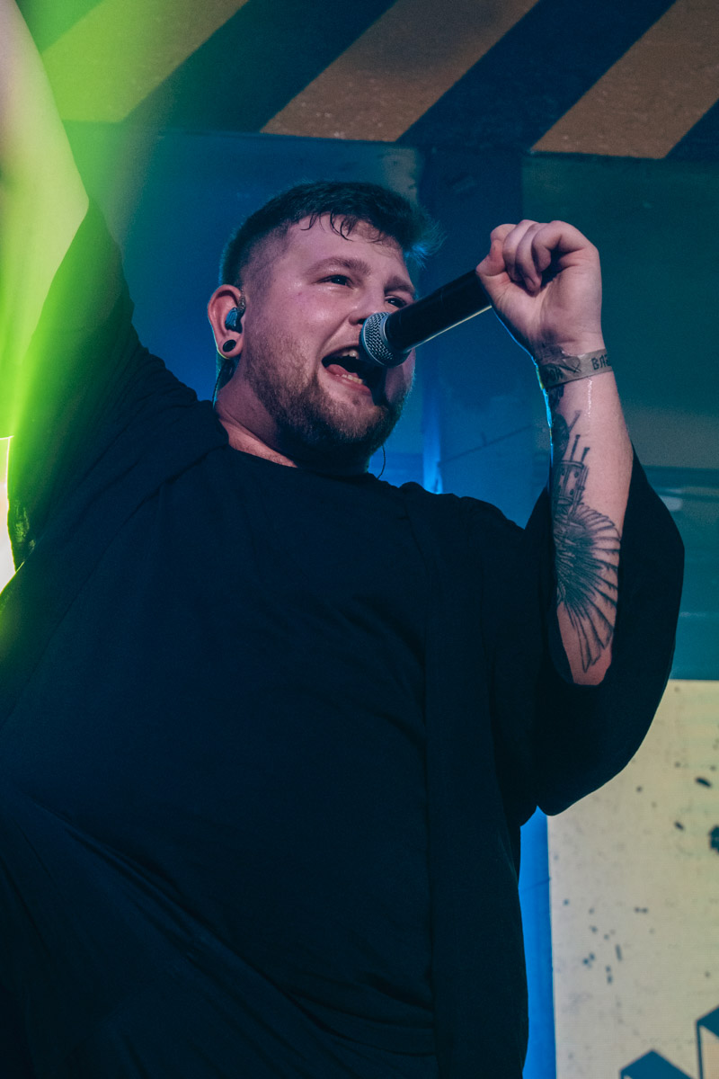 Двадцать три группы из пяти городов Владимирской области, исповедующие самые разные направления рок-музыки. Две площадки и три отборочных этапа, проходившие с 8 декабря по 13 января. Наконец, полуфинал и финал — именно так, если коротко, можно обозначить весь масштаб, который явил нам на этот раз уже второй по счету фестиваль-конкурс «ВладРок-2023».