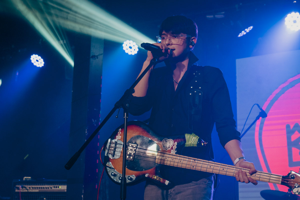 Двадцать три группы из пяти городов Владимирской области, исповедующие самые разные направления рок-музыки. Две площадки и три отборочных этапа, проходившие с 8 декабря по 13 января. Наконец, полуфинал и финал — именно так, если коротко, можно обозначить весь масштаб, который явил нам на этот раз уже второй по счету фестиваль-конкурс «ВладРок-2023».