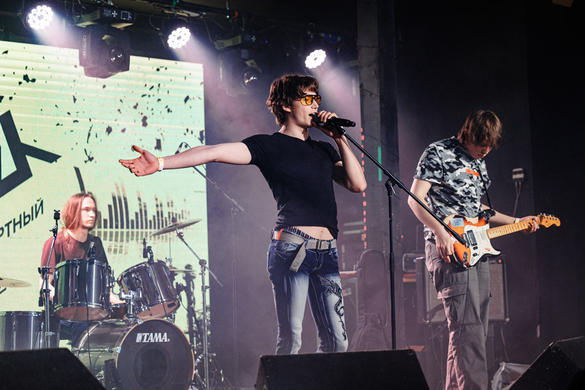 Двадцать три группы из пяти городов Владимирской области, исповедующие самые разные направления рок-музыки. Две площадки и три отборочных этапа, проходившие с 8 декабря по 13 января. Наконец, полуфинал и финал — именно так, если коротко, можно обозначить весь масштаб, который явил нам на этот раз уже второй по счету фестиваль-конкурс «ВладРок-2023».