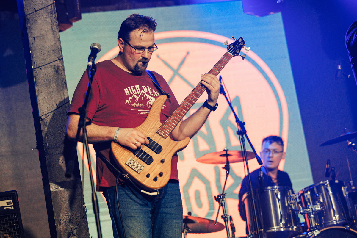 Двадцать три группы из пяти городов Владимирской области, исповедующие самые разные направления рок-музыки. Две площадки и три отборочных этапа, проходившие с 8 декабря по 13 января. Наконец, полуфинал и финал — именно так, если коротко, можно обозначить весь масштаб, который явил нам на этот раз уже второй по счету фестиваль-конкурс «ВладРок-2023».