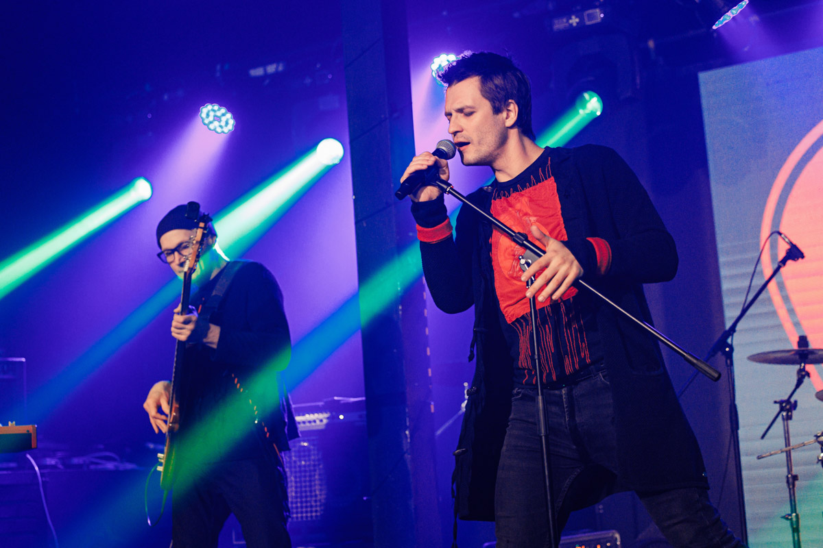 Двадцать три группы из пяти городов Владимирской области, исповедующие самые разные направления рок-музыки. Две площадки и три отборочных этапа, проходившие с 8 декабря по 13 января. Наконец, полуфинал и финал — именно так, если коротко, можно обозначить весь масштаб, который явил нам на этот раз уже второй по счету фестиваль-конкурс «ВладРок-2023».