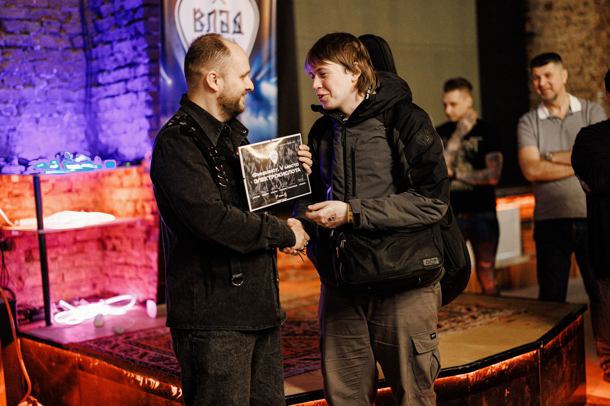 Двадцать три группы из пяти городов Владимирской области, исповедующие самые разные направления рок-музыки. Две площадки и три отборочных этапа, проходившие с 8 декабря по 13 января. Наконец, полуфинал и финал — именно так, если коротко, можно обозначить весь масштаб, который явил нам на этот раз уже второй по счету фестиваль-конкурс «ВладРок-2023».