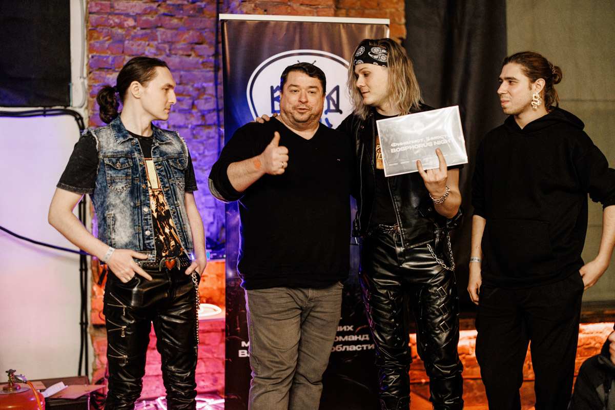 Двадцать три группы из пяти городов Владимирской области, исповедующие самые разные направления рок-музыки. Две площадки и три отборочных этапа, проходившие с 8 декабря по 13 января. Наконец, полуфинал и финал — именно так, если коротко, можно обозначить весь масштаб, который явил нам на этот раз уже второй по счету фестиваль-конкурс «ВладРок-2023».