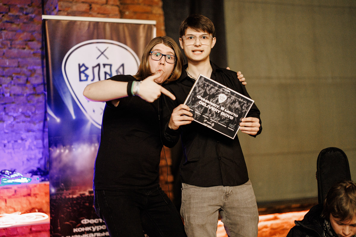 Двадцать три группы из пяти городов Владимирской области, исповедующие самые разные направления рок-музыки. Две площадки и три отборочных этапа, проходившие с 8 декабря по 13 января. Наконец, полуфинал и финал — именно так, если коротко, можно обозначить весь масштаб, который явил нам на этот раз уже второй по счету фестиваль-конкурс «ВладРок-2023».