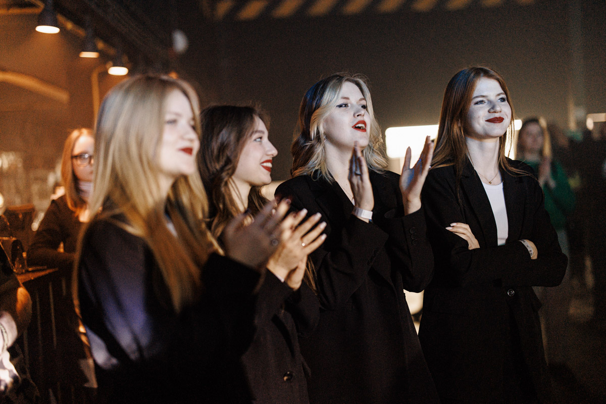 Двадцать три группы из пяти городов Владимирской области, исповедующие самые разные направления рок-музыки. Две площадки и три отборочных этапа, проходившие с 8 декабря по 13 января. Наконец, полуфинал и финал — именно так, если коротко, можно обозначить весь масштаб, который явил нам на этот раз уже второй по счету фестиваль-конкурс «ВладРок-2023».