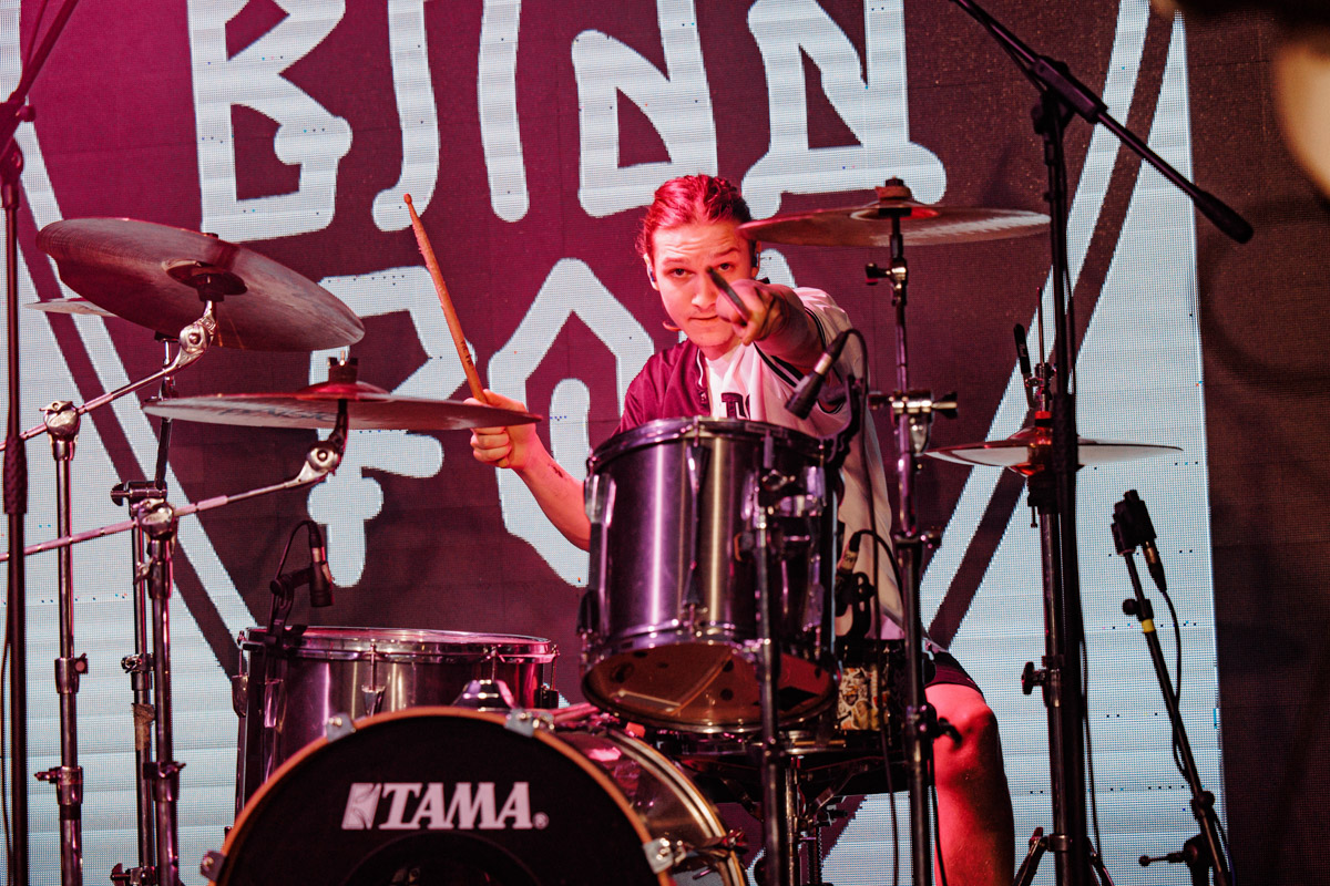 Двадцать три группы из пяти городов Владимирской области, исповедующие самые разные направления рок-музыки. Две площадки и три отборочных этапа, проходившие с 8 декабря по 13 января. Наконец, полуфинал и финал — именно так, если коротко, можно обозначить весь масштаб, который явил нам на этот раз уже второй по счету фестиваль-конкурс «ВладРок-2023».