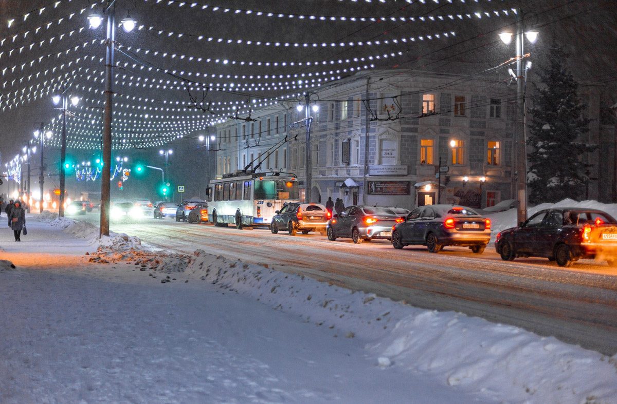 Вчера жители Владимирской области оказались в плену циклона с женским именем «Ольга». Стихия накрыла города во второй половине дня. Все замело так быстро, что уже к вечеру движение на трассах остановилось, а власти региона рекомендовали 8 и 9 февраля не отправлять детей в школу.