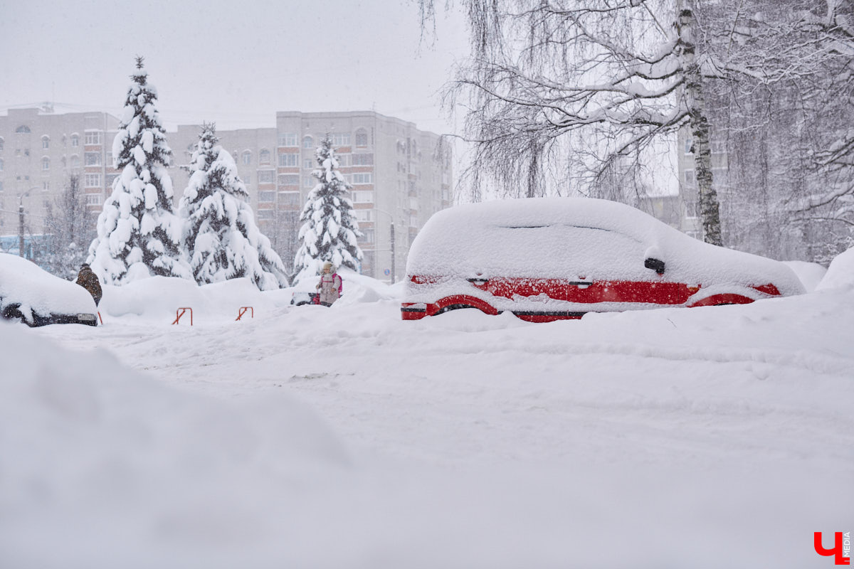 Вчера жители Владимирской области оказались в плену циклона с женским именем «Ольга». Стихия накрыла города во второй половине дня. Все замело так быстро, что уже к вечеру движение на трассах остановилось, а власти региона рекомендовали 8 и 9 февраля не отправлять детей в школу.