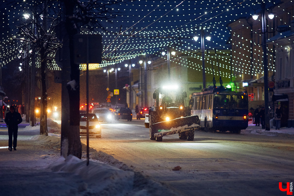 Вчера жители Владимирской области оказались в плену циклона с женским именем «Ольга». Стихия накрыла города во второй половине дня. Все замело так быстро, что уже к вечеру движение на трассах остановилось, а власти региона рекомендовали 8 и 9 февраля не отправлять детей в школу.