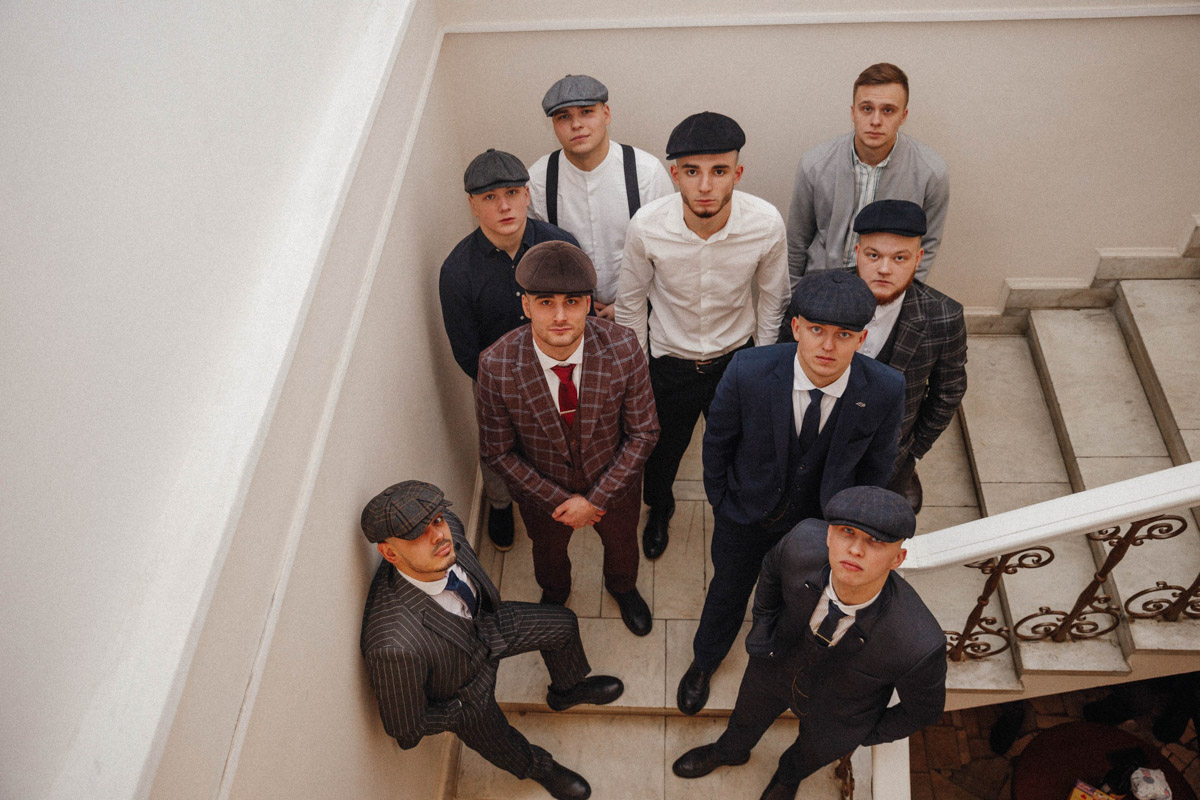 Молодожены из Владимира организовали свадебное торжество, пропитанное эстетикой двадцатых годов прошлого века. Вдохновением для тематического праздника стал популярный сериал «Острые козырьки». Как это было — читайте в нашей статье.