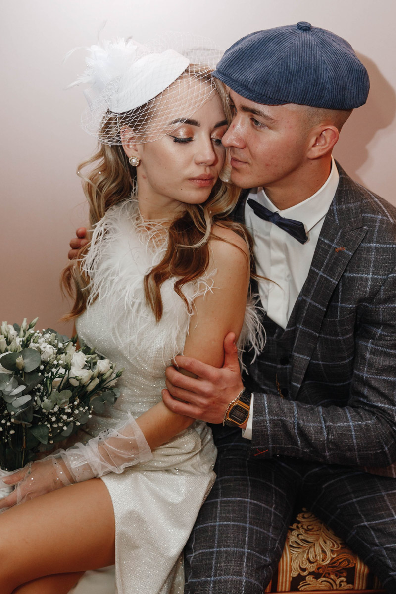 Молодожены из Владимира организовали свадебное торжество, пропитанное эстетикой двадцатых годов прошлого века. Вдохновением для тематического праздника стал популярный сериал «Острые козырьки». Как это было — читайте в нашей статье.