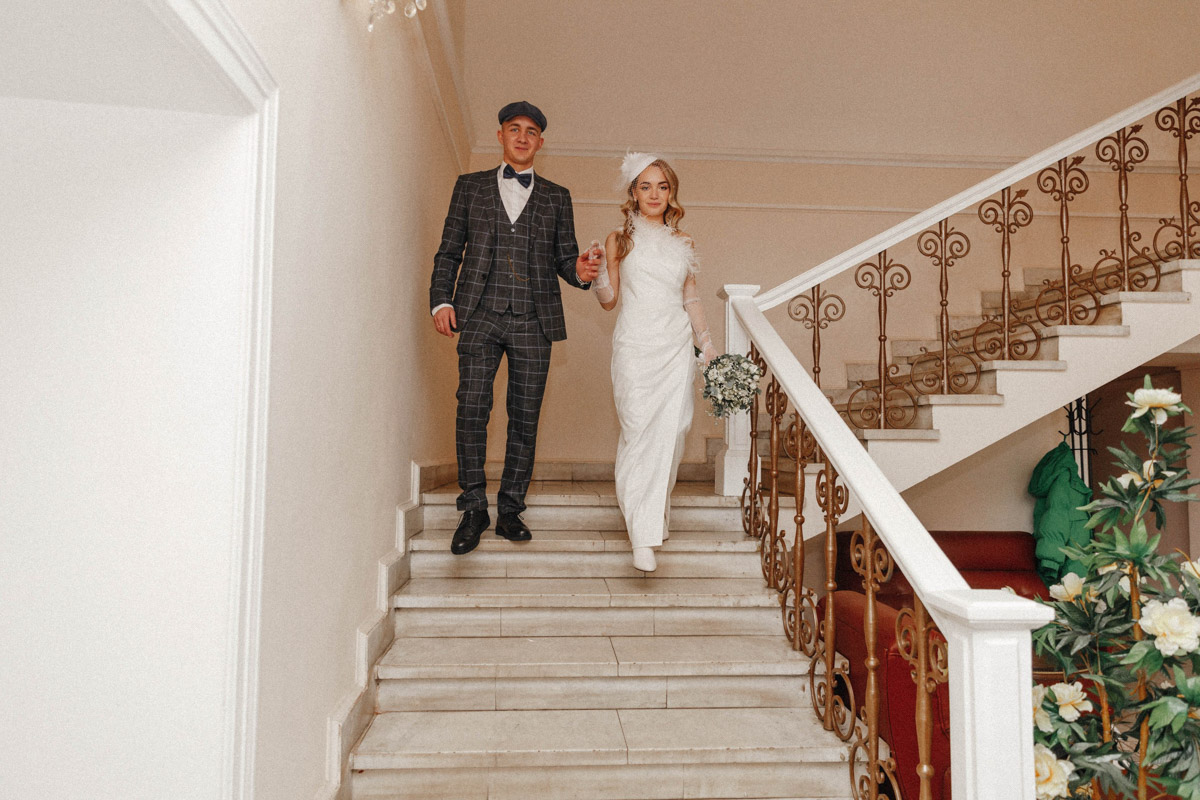 Молодожены из Владимира организовали свадебное торжество, пропитанное эстетикой двадцатых годов прошлого века. Вдохновением для тематического праздника стал популярный сериал «Острые козырьки». Как это было — читайте в нашей статье.