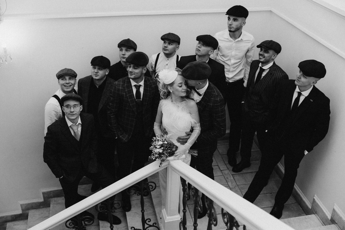 Молодожены из Владимира организовали свадебное торжество, пропитанное эстетикой двадцатых годов прошлого века. Вдохновением для тематического праздника стал популярный сериал «Острые козырьки». Как это было — читайте в нашей статье.