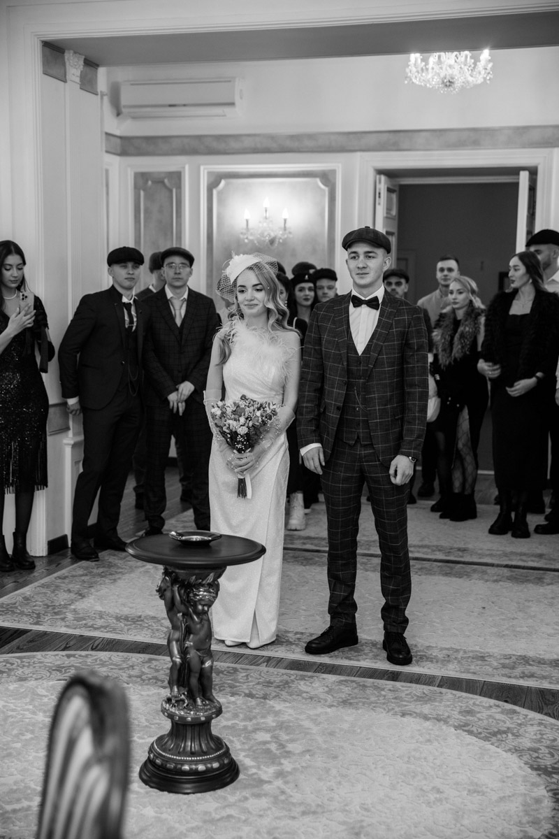 Молодожены из Владимира организовали свадебное торжество, пропитанное эстетикой двадцатых годов прошлого века. Вдохновением для тематического праздника стал популярный сериал «Острые козырьки». Как это было — читайте в нашей статье.