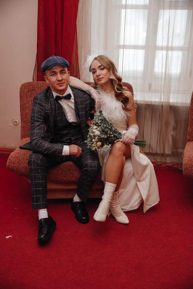 Молодожены из Владимира организовали свадебное торжество, пропитанное эстетикой двадцатых годов прошлого века. Вдохновением для тематического праздника стал популярный сериал «Острые козырьки». Как это было — читайте в нашей статье.