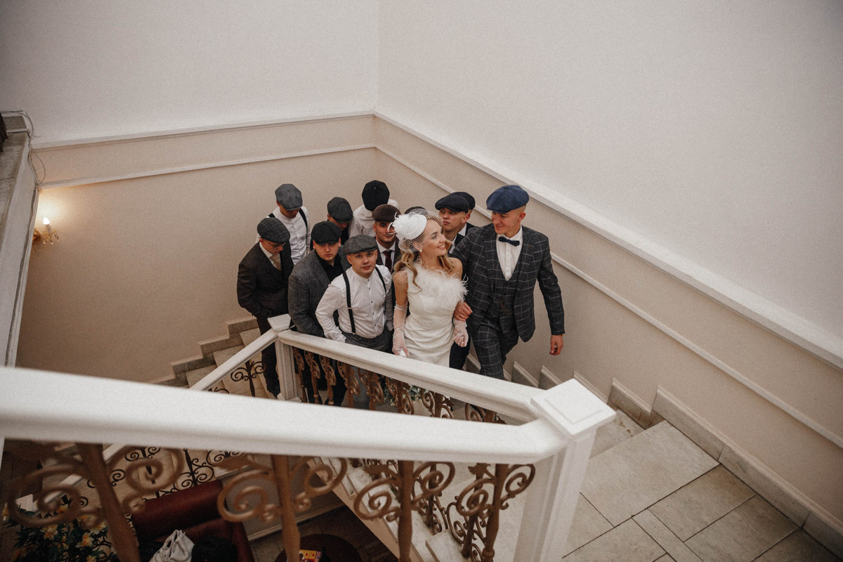 Молодожены из Владимира организовали свадебное торжество, пропитанное эстетикой двадцатых годов прошлого века. Вдохновением для тематического праздника стал популярный сериал «Острые козырьки». Как это было — читайте в нашей статье.