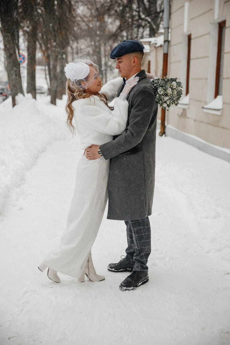Молодожены из Владимира организовали свадебное торжество, пропитанное эстетикой двадцатых годов прошлого века. Вдохновением для тематического праздника стал популярный сериал «Острые козырьки». Как это было — читайте в нашей статье.