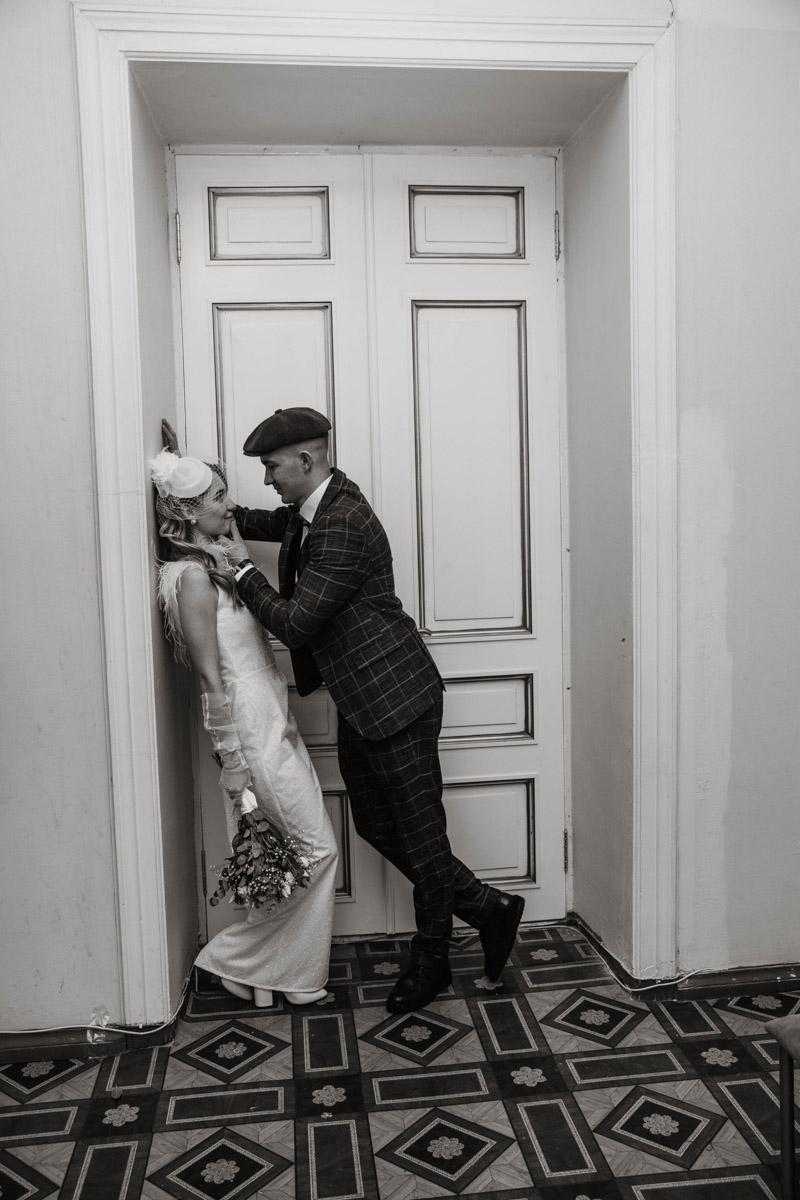 Молодожены из Владимира организовали свадебное торжество, пропитанное эстетикой двадцатых годов прошлого века. Вдохновением для тематического праздника стал популярный сериал «Острые козырьки». Как это было — читайте в нашей статье.