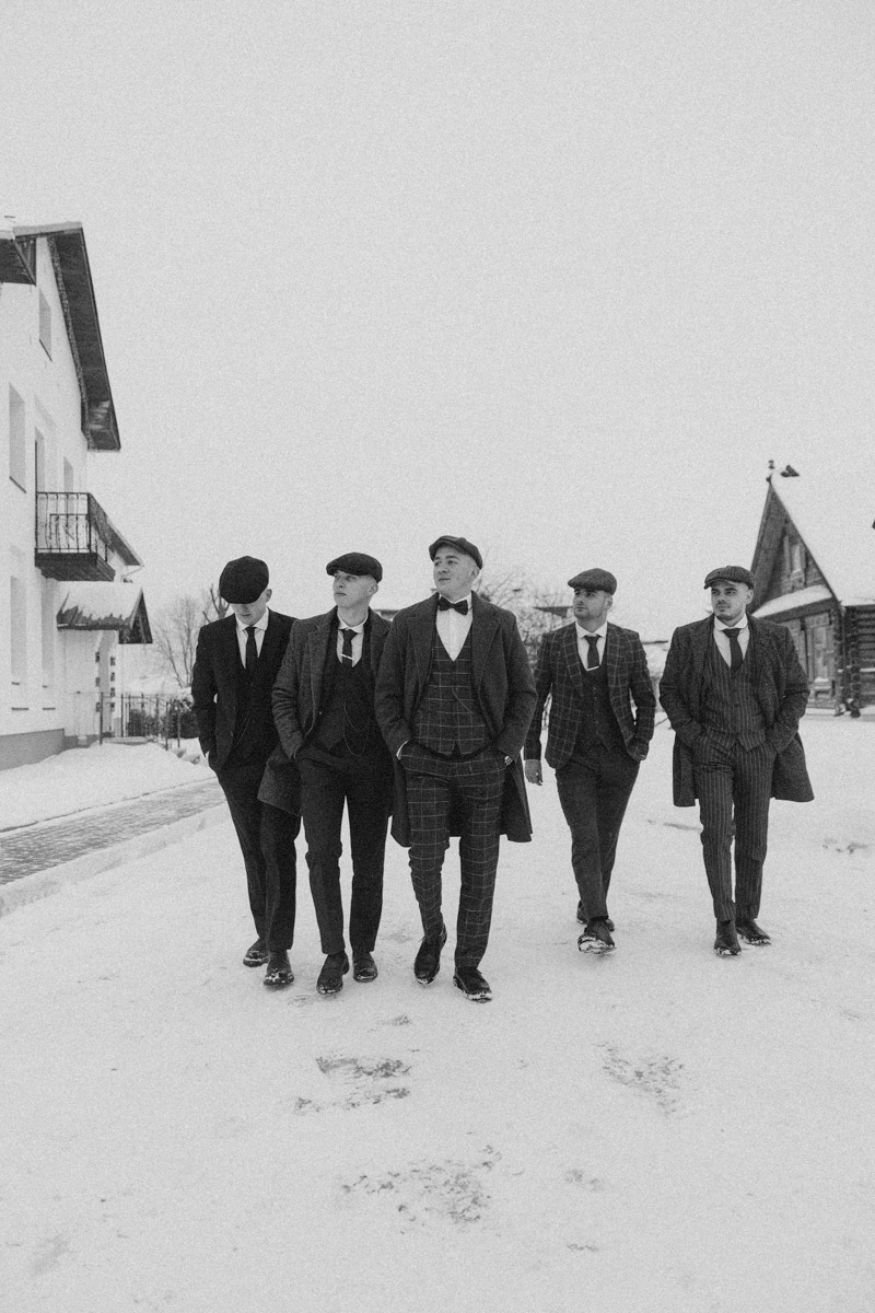 Молодожены из Владимира организовали свадебное торжество, пропитанное эстетикой двадцатых годов прошлого века. Вдохновением для тематического праздника стал популярный сериал «Острые козырьки». Как это было — читайте в нашей статье.