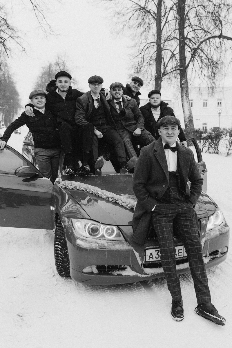 Молодожены из Владимира организовали свадебное торжество, пропитанное эстетикой двадцатых годов прошлого века. Вдохновением для тематического праздника стал популярный сериал «Острые козырьки». Как это было — читайте в нашей статье.