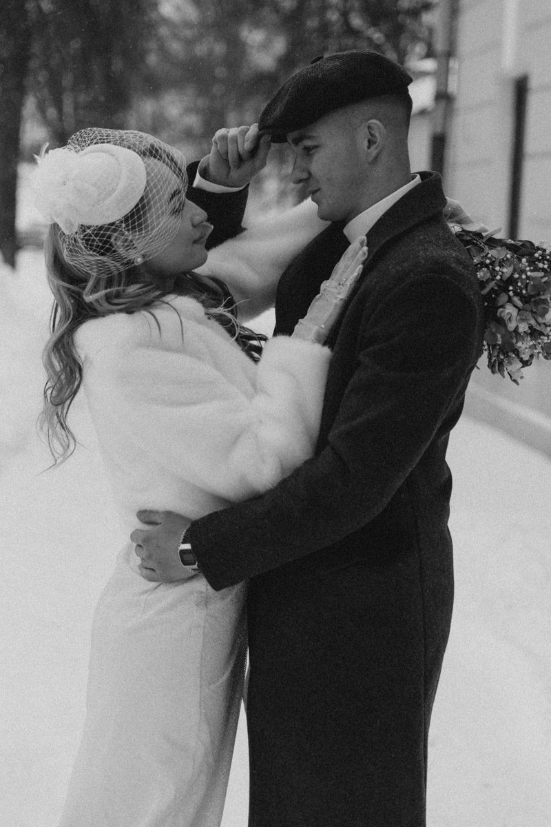 Молодожены из Владимира организовали свадебное торжество, пропитанное эстетикой двадцатых годов прошлого века. Вдохновением для тематического праздника стал популярный сериал «Острые козырьки». Как это было — читайте в нашей статье.