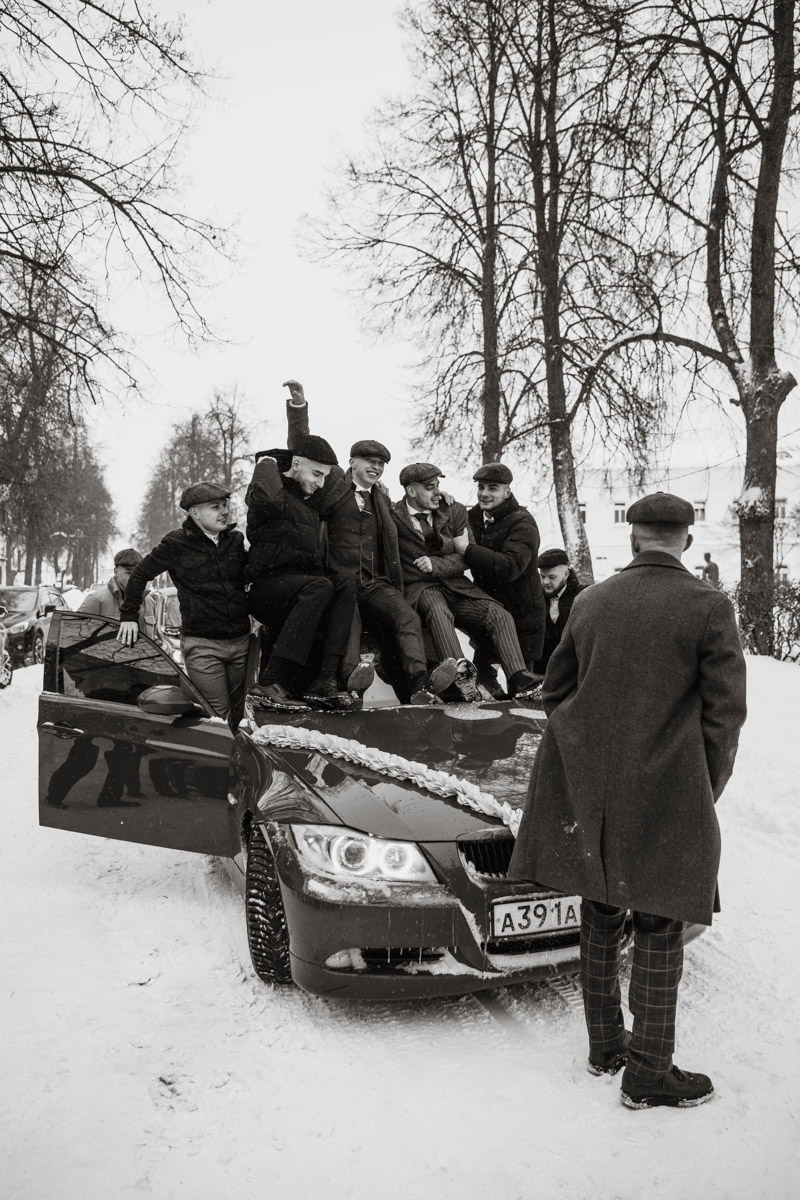 Молодожены из Владимира организовали свадебное торжество, пропитанное эстетикой двадцатых годов прошлого века. Вдохновением для тематического праздника стал популярный сериал «Острые козырьки». Как это было — читайте в нашей статье.