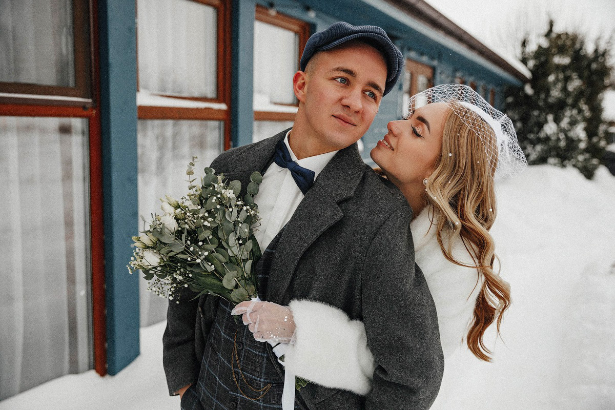 Молодожены из Владимира организовали свадебное торжество, пропитанное эстетикой двадцатых годов прошлого века. Вдохновением для тематического праздника стал популярный сериал «Острые козырьки». Как это было — читайте в нашей статье.