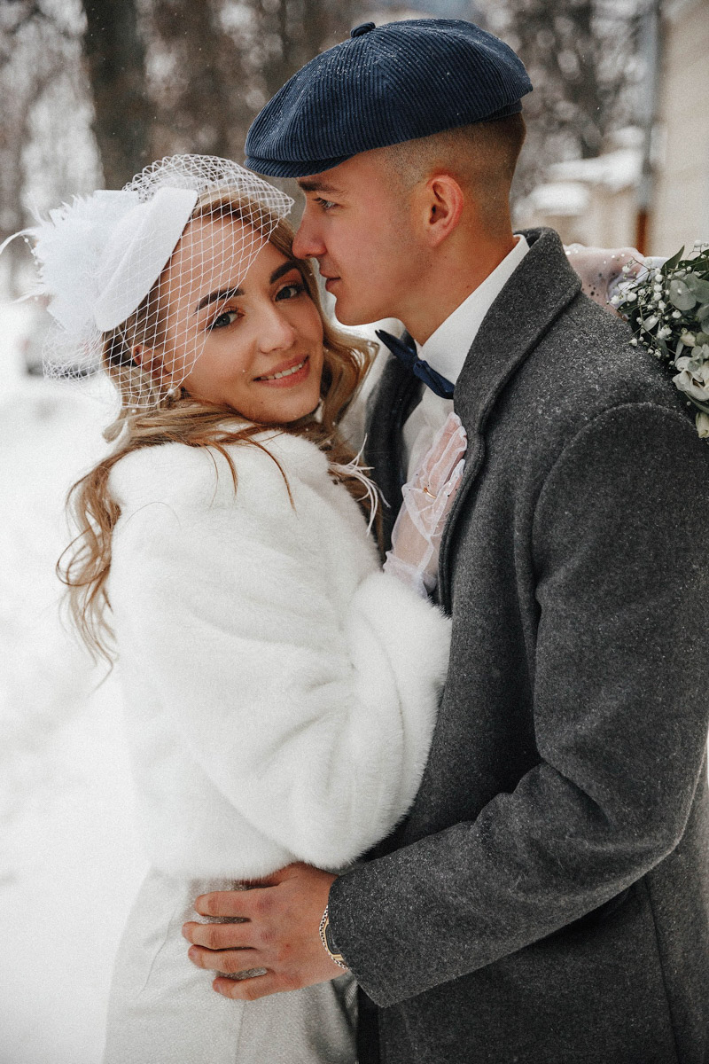 Молодожены из Владимира организовали свадебное торжество, пропитанное эстетикой двадцатых годов прошлого века. Вдохновением для тематического праздника стал популярный сериал «Острые козырьки». Как это было — читайте в нашей статье.