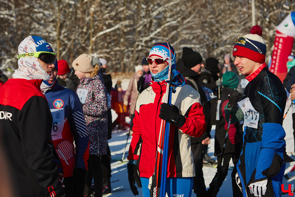 10 тысяч жителей Владимирской области приняли участие в «Лыжне России» по всему региону. Наиболее массовой по традиции стала гонка в парке «Дружба», где в субботу на три дистанции заявились 4,5 тысячи человек. «Ключ-Медиа» стал свидетелем самого яркого спортивного события уходящей зимы.