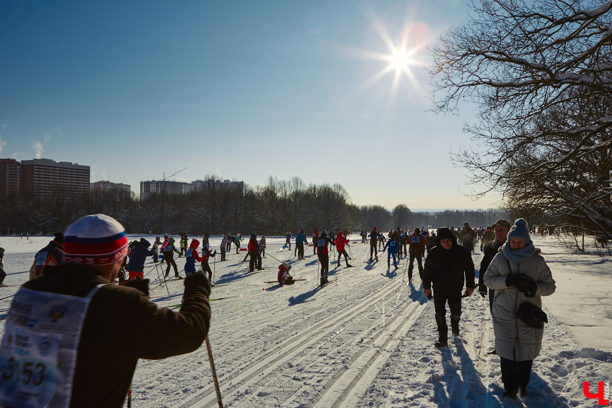 10 тысяч жителей Владимирской области приняли участие в «Лыжне России» по всему региону. Наиболее массовой по традиции стала гонка в парке «Дружба», где в субботу на три дистанции заявились 4,5 тысячи человек. «Ключ-Медиа» стал свидетелем самого яркого спортивного события уходящей зимы.