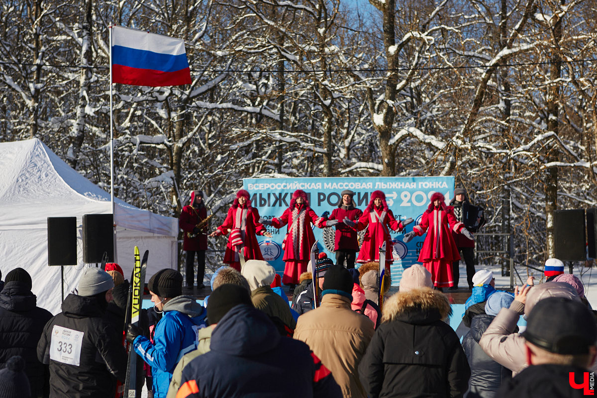 10 тысяч жителей Владимирской области приняли участие в «Лыжне России» по всему региону. Наиболее массовой по традиции стала гонка в парке «Дружба», где в субботу на три дистанции заявились 4,5 тысячи человек. «Ключ-Медиа» стал свидетелем самого яркого спортивного события уходящей зимы.