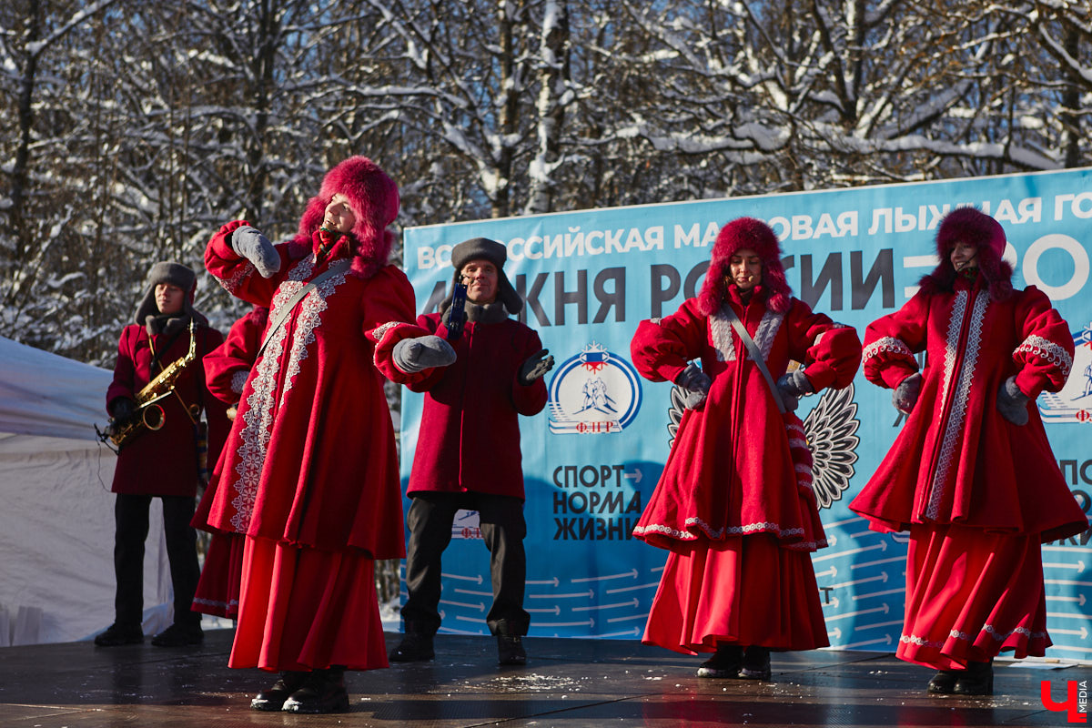 10 тысяч жителей Владимирской области приняли участие в «Лыжне России» по всему региону. Наиболее массовой по традиции стала гонка в парке «Дружба», где в субботу на три дистанции заявились 4,5 тысячи человек. «Ключ-Медиа» стал свидетелем самого яркого спортивного события уходящей зимы.