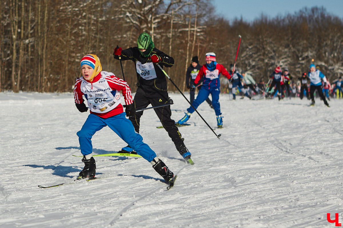 10 тысяч жителей Владимирской области приняли участие в «Лыжне России» по всему региону. Наиболее массовой по традиции стала гонка в парке «Дружба», где в субботу на три дистанции заявились 4,5 тысячи человек. «Ключ-Медиа» стал свидетелем самого яркого спортивного события уходящей зимы.