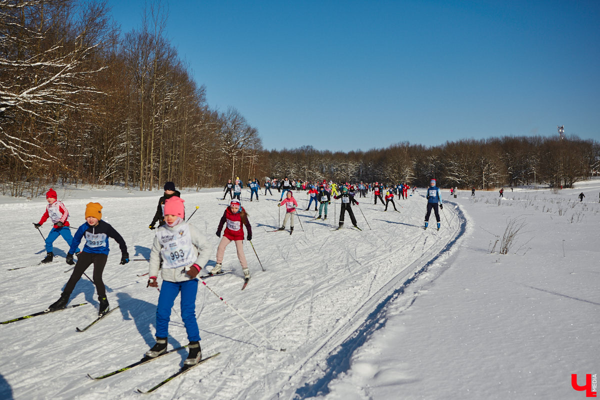 10 тысяч жителей Владимирской области приняли участие в «Лыжне России» по всему региону. Наиболее массовой по традиции стала гонка в парке «Дружба», где в субботу на три дистанции заявились 4,5 тысячи человек. «Ключ-Медиа» стал свидетелем самого яркого спортивного события уходящей зимы.