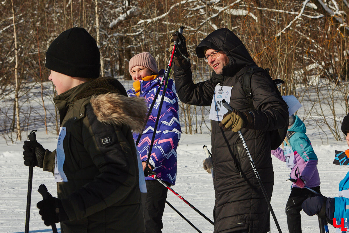 10 тысяч жителей Владимирской области приняли участие в «Лыжне России» по всему региону. Наиболее массовой по традиции стала гонка в парке «Дружба», где в субботу на три дистанции заявились 4,5 тысячи человек. «Ключ-Медиа» стал свидетелем самого яркого спортивного события уходящей зимы.