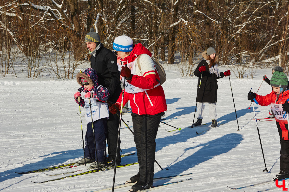 10 тысяч жителей Владимирской области приняли участие в «Лыжне России» по всему региону. Наиболее массовой по традиции стала гонка в парке «Дружба», где в субботу на три дистанции заявились 4,5 тысячи человек. «Ключ-Медиа» стал свидетелем самого яркого спортивного события уходящей зимы.