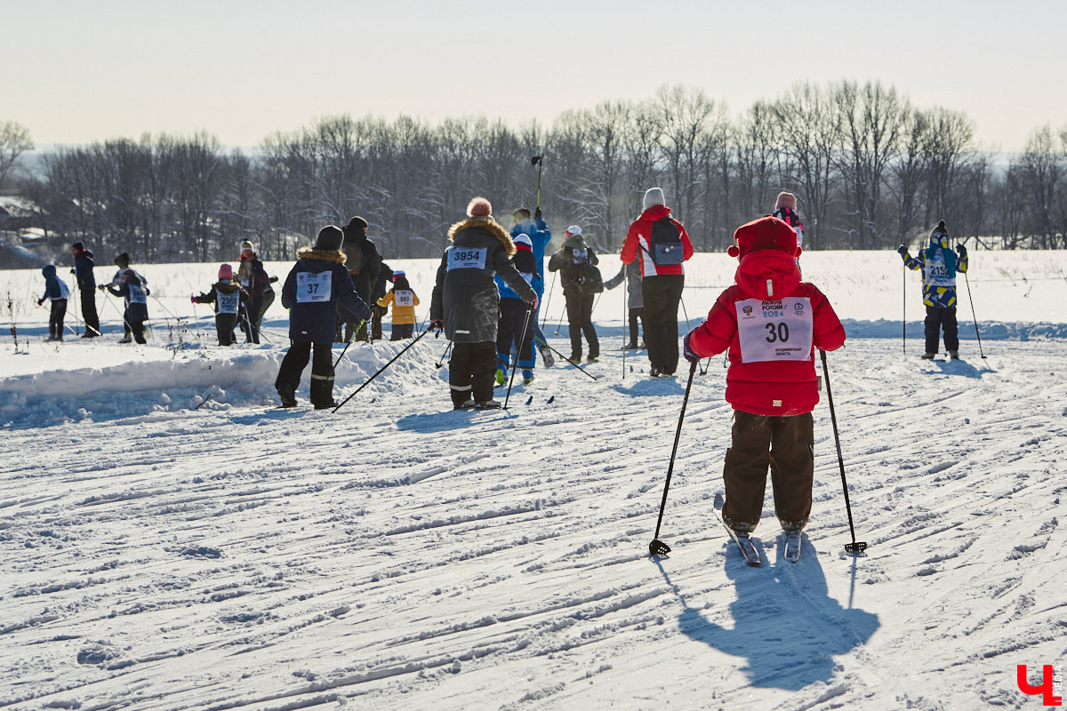 10 тысяч жителей Владимирской области приняли участие в «Лыжне России» по всему региону. Наиболее массовой по традиции стала гонка в парке «Дружба», где в субботу на три дистанции заявились 4,5 тысячи человек. «Ключ-Медиа» стал свидетелем самого яркого спортивного события уходящей зимы.