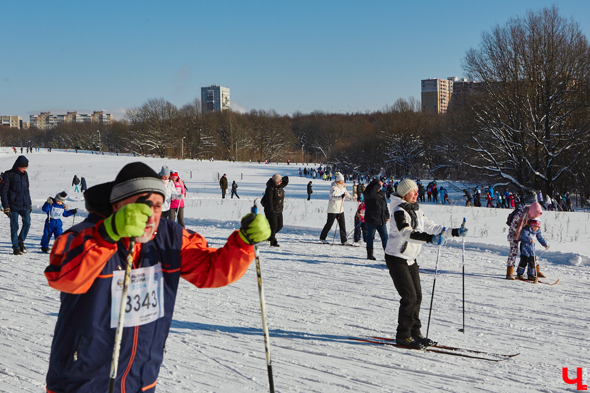 10 тысяч жителей Владимирской области приняли участие в «Лыжне России» по всему региону. Наиболее массовой по традиции стала гонка в парке «Дружба», где в субботу на три дистанции заявились 4,5 тысячи человек. «Ключ-Медиа» стал свидетелем самого яркого спортивного события уходящей зимы.