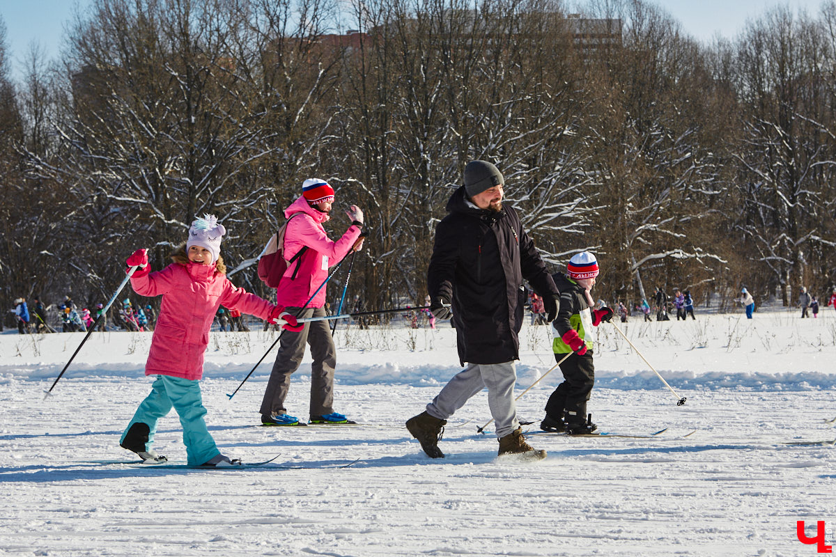 10 тысяч жителей Владимирской области приняли участие в «Лыжне России» по всему региону. Наиболее массовой по традиции стала гонка в парке «Дружба», где в субботу на три дистанции заявились 4,5 тысячи человек. «Ключ-Медиа» стал свидетелем самого яркого спортивного события уходящей зимы.