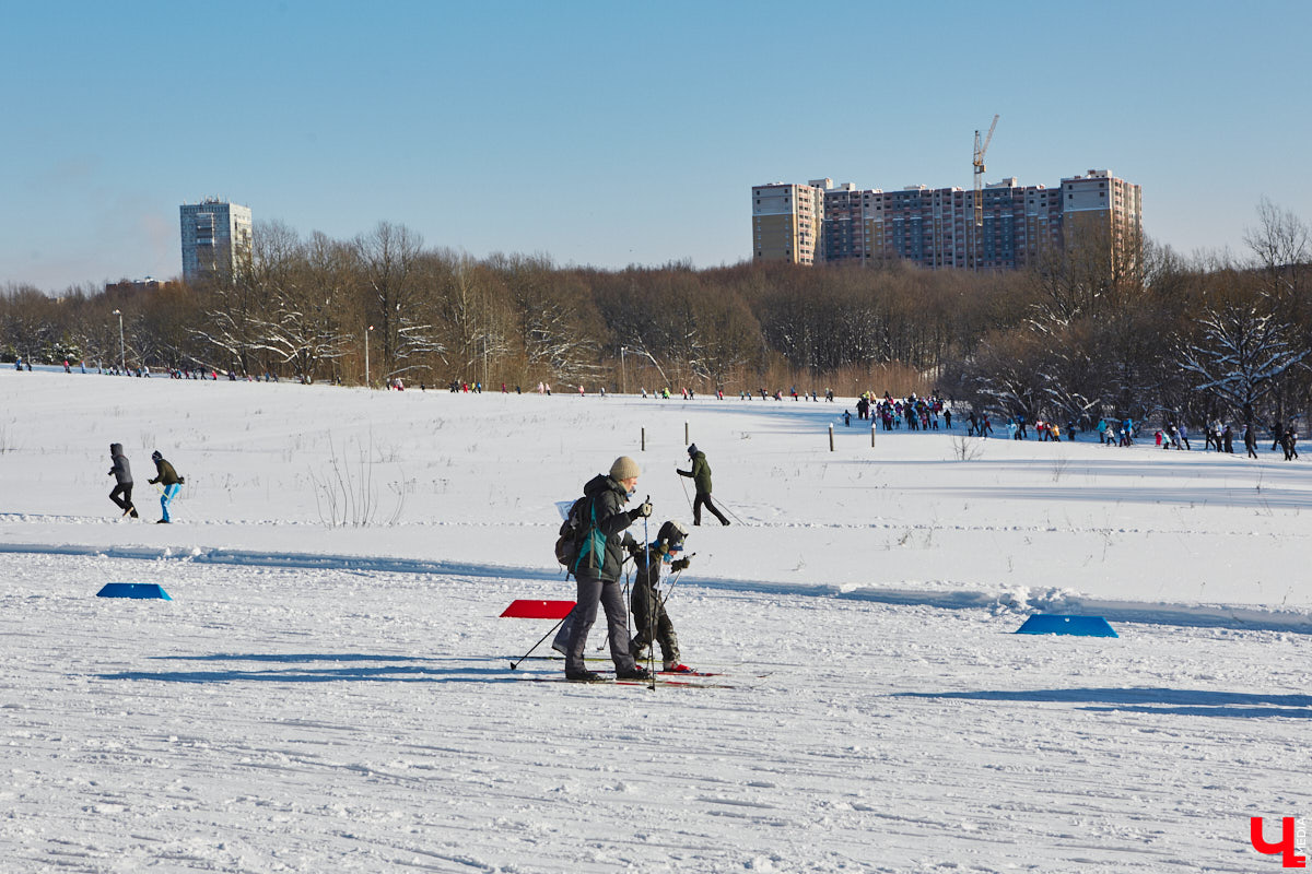 10 тысяч жителей Владимирской области приняли участие в «Лыжне России» по всему региону. Наиболее массовой по традиции стала гонка в парке «Дружба», где в субботу на три дистанции заявились 4,5 тысячи человек. «Ключ-Медиа» стал свидетелем самого яркого спортивного события уходящей зимы.
