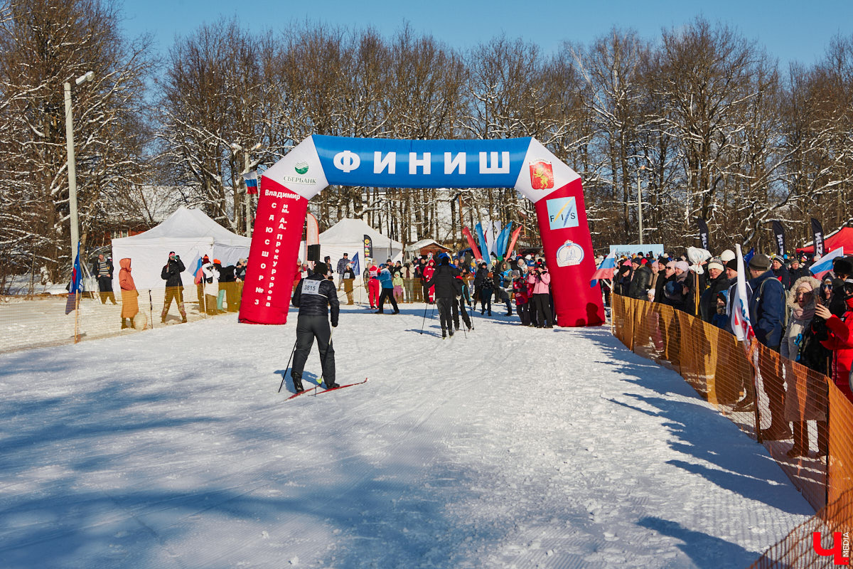10 тысяч жителей Владимирской области приняли участие в «Лыжне России» по всему региону. Наиболее массовой по традиции стала гонка в парке «Дружба», где в субботу на три дистанции заявились 4,5 тысячи человек. «Ключ-Медиа» стал свидетелем самого яркого спортивного события уходящей зимы.