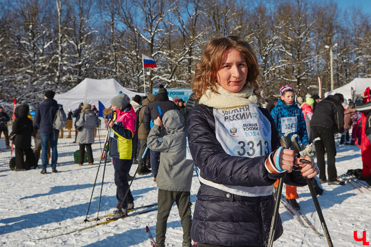 10 тысяч жителей Владимирской области приняли участие в «Лыжне России» по всему региону. Наиболее массовой по традиции стала гонка в парке «Дружба», где в субботу на три дистанции заявились 4,5 тысячи человек. «Ключ-Медиа» стал свидетелем самого яркого спортивного события уходящей зимы.