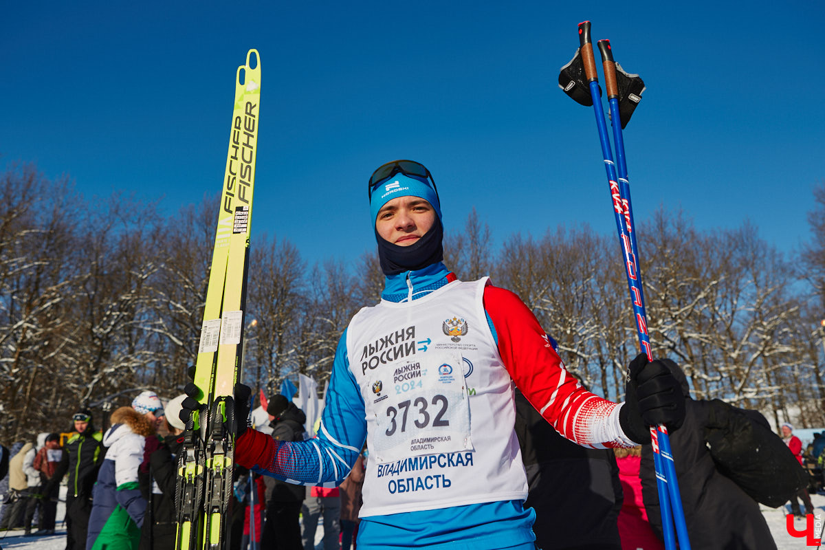 10 тысяч жителей Владимирской области приняли участие в «Лыжне России» по всему региону. Наиболее массовой по традиции стала гонка в парке «Дружба», где в субботу на три дистанции заявились 4,5 тысячи человек. «Ключ-Медиа» стал свидетелем самого яркого спортивного события уходящей зимы.